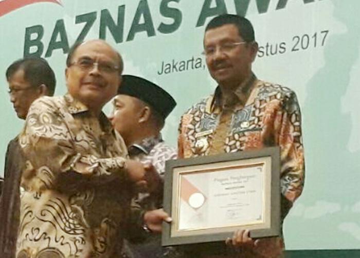  Tengku Erry Terima Baznas Award