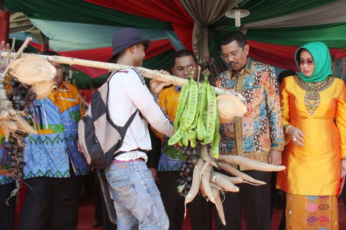 Hari Jadi Ke-72 Tapanuli Tengah, Gubernur dapat Silua Petai dan Singkong
