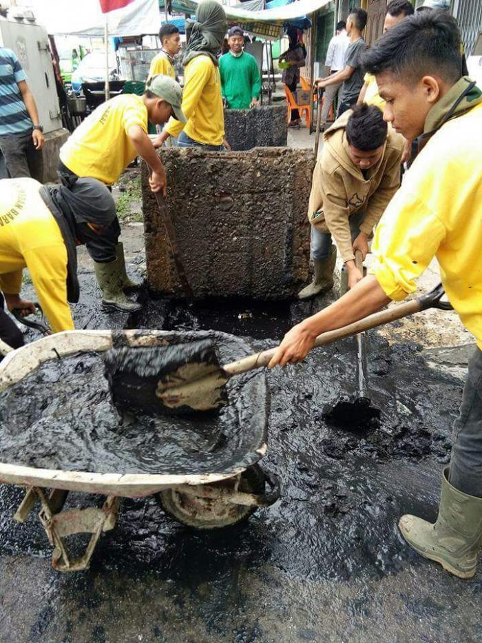 P4SU Bersihkan Parit Tersumbat di Lingkungan XV Pulo Brayan Kota