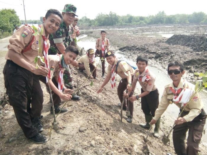Pramuka dan Warga Pun Turut Peduli Lingkungan Bersama TMMD