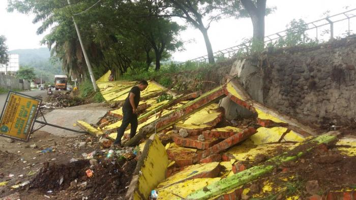 Tembok Stadion HM Nurdin Nasution Padangsimpuan Rubuh 