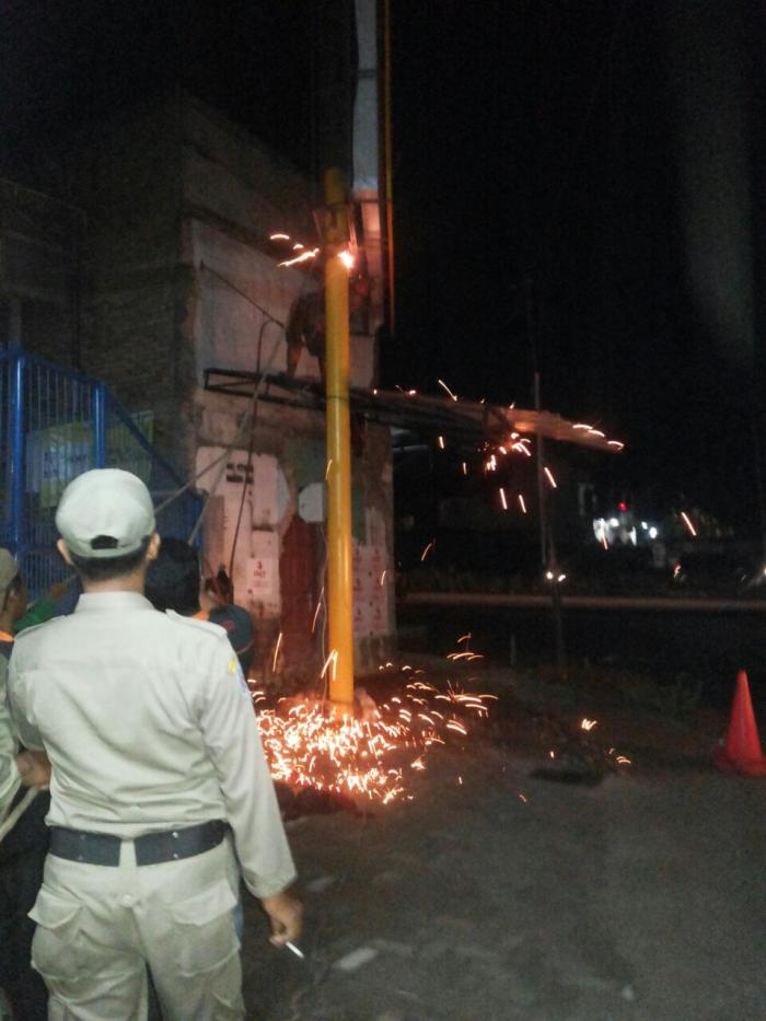 Didirikan Tanpa Izin 3 Papan Reklame Dibongkar