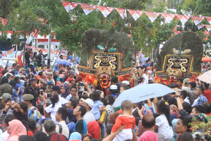 Kontingen Kota Medan Semarakkan Parade Pawai Pembangunan HUT ke-72 RI