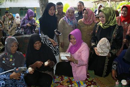 Evi Diana Dukung Kerajinan Kerang Tanjung Balai Peroleh Hak Paten