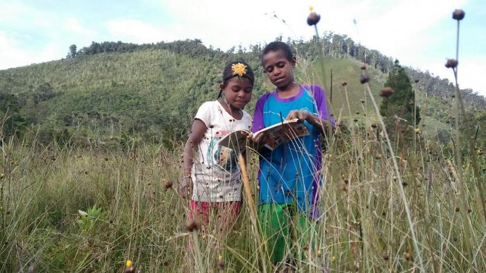 Maruntung Sihombing Nulis Buku untuk Pembangunan Taman Bacaan Masyarakat Papua