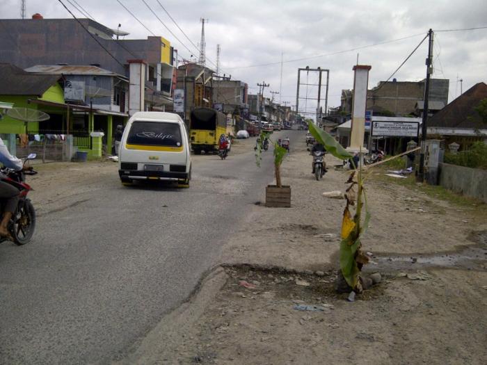 Kondisi Jalan ibukota Tapsel Memprihatinkan