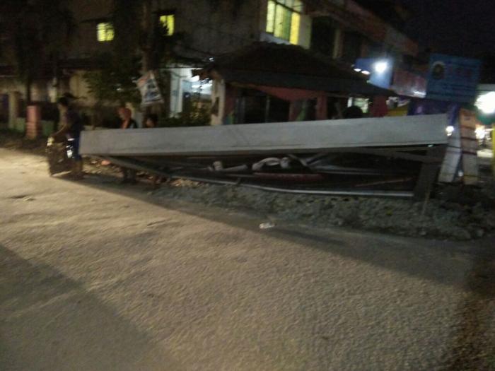 Satpol PP Kembali Babat 2 Papan Reklame Tanpa Izin