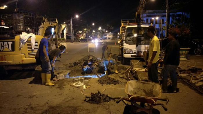 Dinas PU Sambung Drainase di Jalan Balai Kota