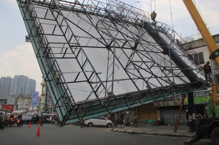 Bermasalah, 14 Papan Reklame si Jalan Gatot Subroto Dibongkar