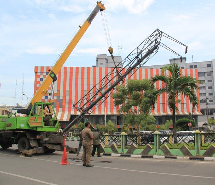 Giliran Papan Reklame Di Bundaran Majestik Ditumbangkan