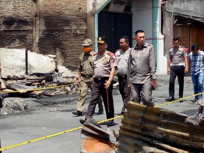 Lakukan Olah TKP di Lokasi Kebakaran dan Serahkan Bantuan Sembako. Ini Kata Kapolres Humbahas   