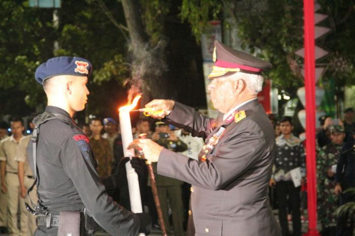 Kapolda Irjen Pol Drs Paulus Waterpaw Lepas Pawai Obor