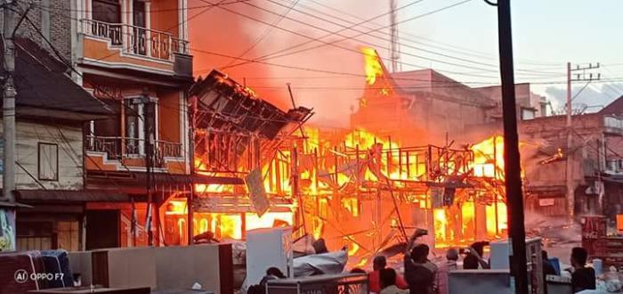 BreakingNews! ! Puluhan Rumah Ludes Terbakar di Doloksanggul Humbahas 