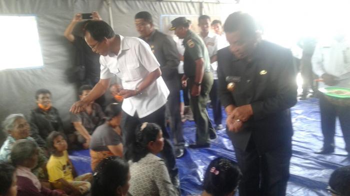 33 Korban Akibat Kebakaran, Bupati Humbahas Beri 'Boras Sipirni Tondi' Kepada Korban