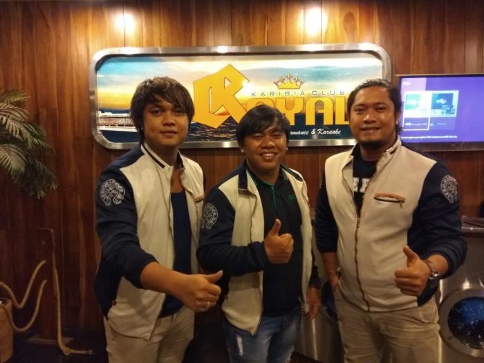 The Boys Trio Hangatkan Panggung Royal Caribbean's Club