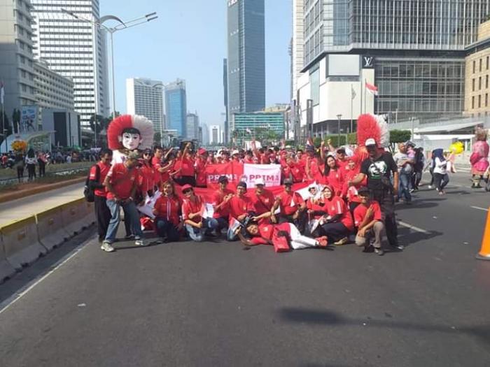 Presidium Relawan Indonesia Maju (PRIM) Bagikan Bendera Merah Putih Saat CFD