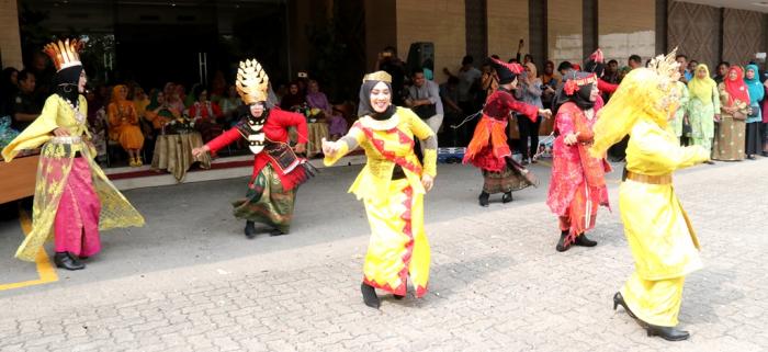 Kader TP PKK Kota Medan Pukau Pengunjung Parade Etnik Jambore PKK 2019