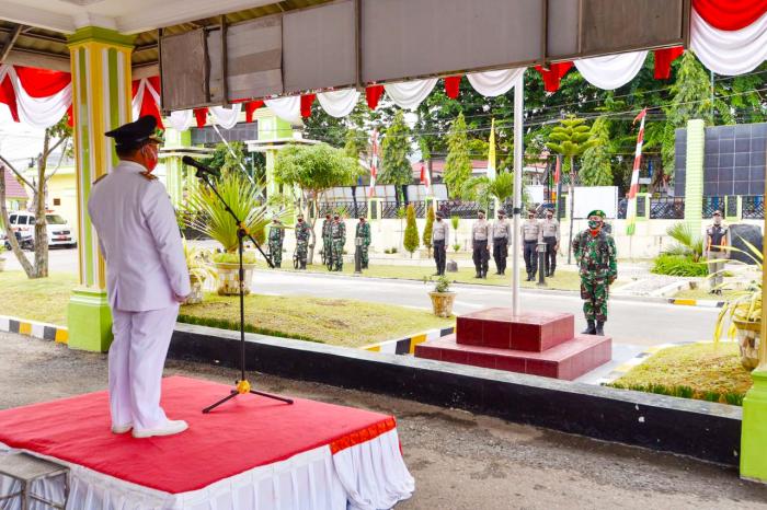 Wakil Walikota Pimpin Penurunan Bendera Tutup Rangkaian Acara HUT Ke-75 RI di Kota Padangsidimpuan