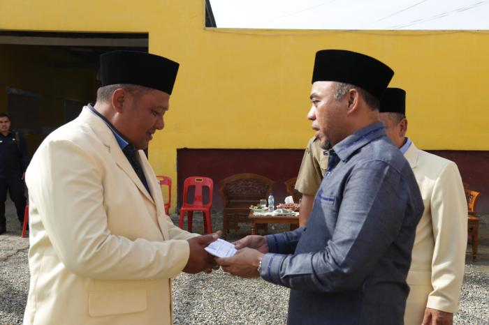 Bupati Labuhanbatu Berikan Bantuan Kepada Karyawan PDAM Korban Kebakaran