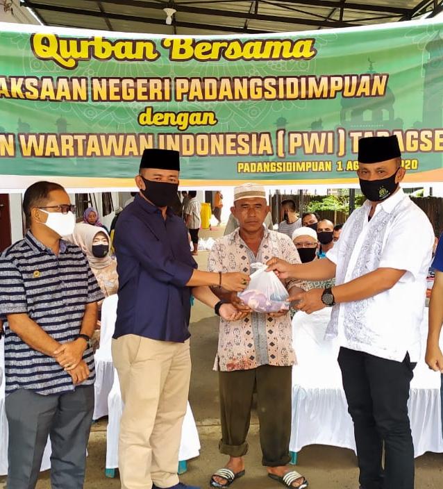 Kejari Padangsidimpuan dan PWI Tabagsel Qurban Bersama