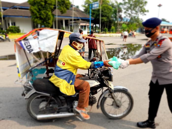 Brimob Sumut Terus Berbagi untuk Warga di Tengah Pandemi Covid-19