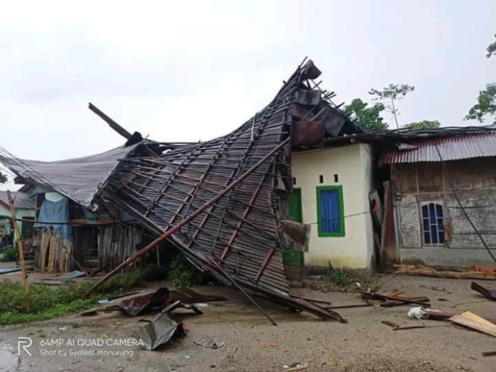 Puluhan Rumah Warga Dihantam Angin Puting Beliung di Toba