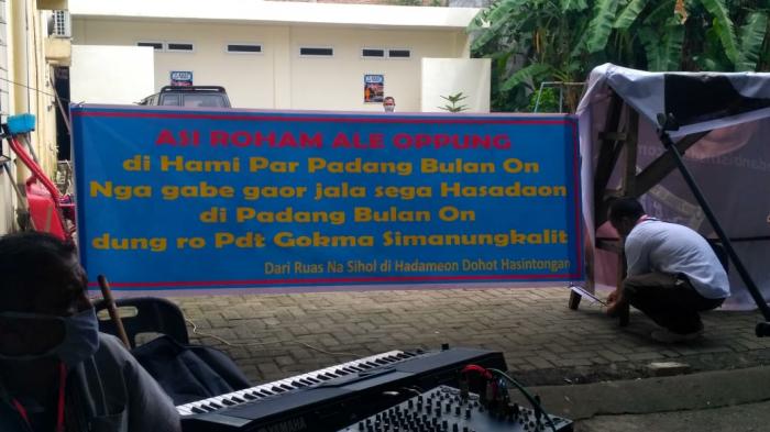 Jemaat HKBP Padangbulan Medan Kembali Bawa Spanduk ke Gereja