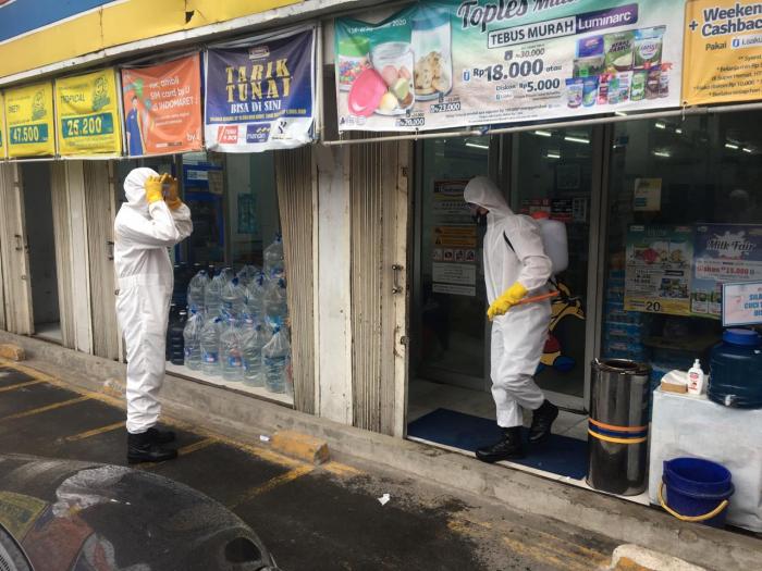 Cegah Penyebaran Covid-19, Sat Brimob Polda Sumut Rutin Lakukan Penyemprotan Cairan Disinfektan ke Fasilitas Umum