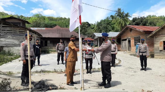 Tanamkan Rasa Cinta Tanah Air, Kompol Buala Zega Bagikan Bendera Merah Putih Kepada Masyarakat