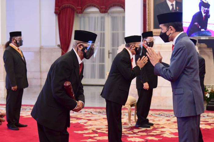 Presiden Jokowi Anugerahkan Tanda Kehormatan Bintang Mahaputera, Bintang Budaya Parama Dharma, dan Bintang Jasa bagi 335 Tokoh