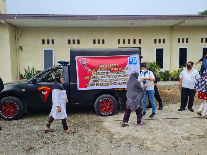 Brimob Polda Sumut Bersama Dr's Koffie Foundation Sarlurkan Bansos Kepada Masyarakat Terdampak Covid-19