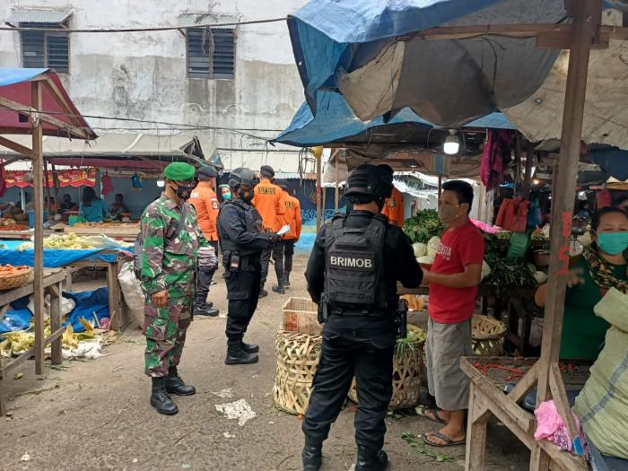Kegiatan Rutin Yang Ditingkatkan, Brimob Polda Sumut Sampaikan Himbauan Prokes di Pasar Tradisional