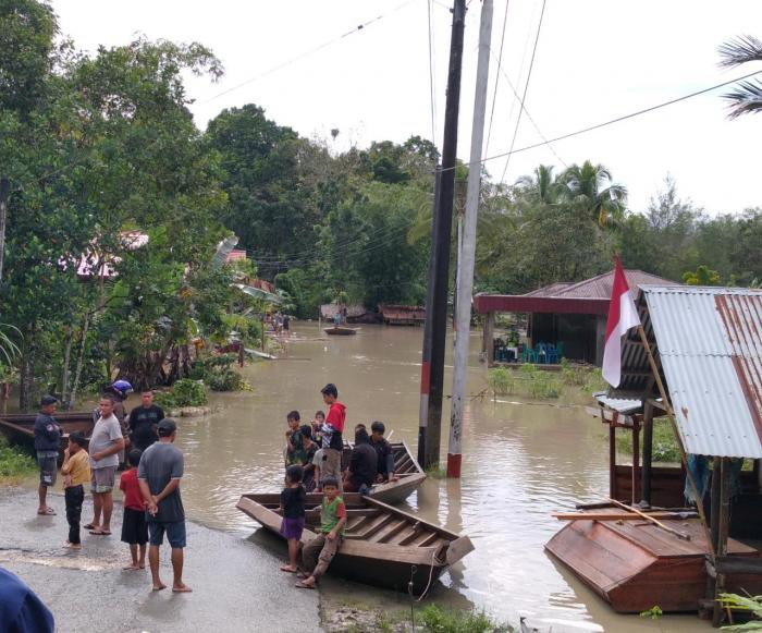 Intensitas Hujan Tinggi, Sejumlah Jalan Di Nias Utara Terendam Banjir