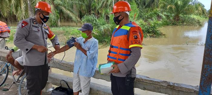 Batalyon B Pelopor Brimob Poldasu Berikan Pelayanan Kesehatan Kepada Masyarakat Korban Banjir Batubara