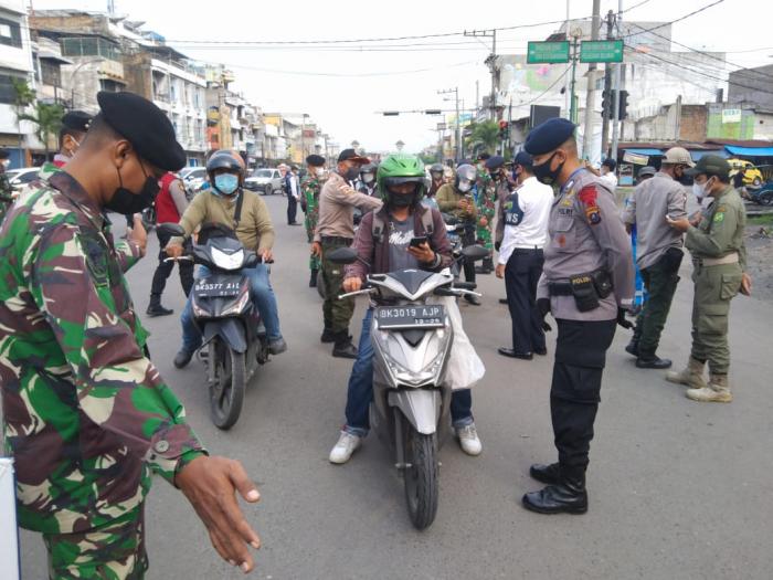 PPKM Diperpanjang Selama 2 Pekan, Brimob Poldasu Bersama Unsur Terkait Sampaikan Himbauan di Pos Penyekatan