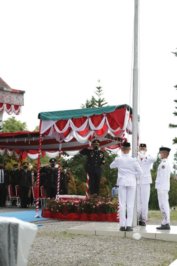 Kapolres Humbang Hasundutan Pimpin Upacara Penurunan Bendera HUT ke-76 RI