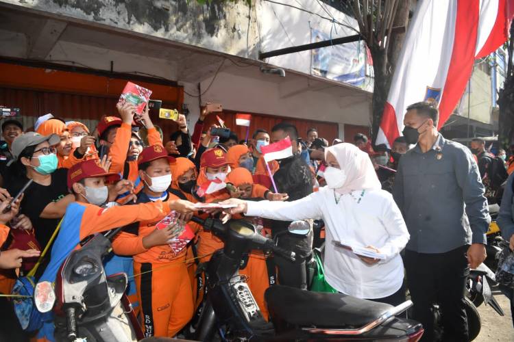 Tiba di Provinsi Jawa Timur, Presiden Jokowi Bagikan Bansos di Pasar Pucang Anom