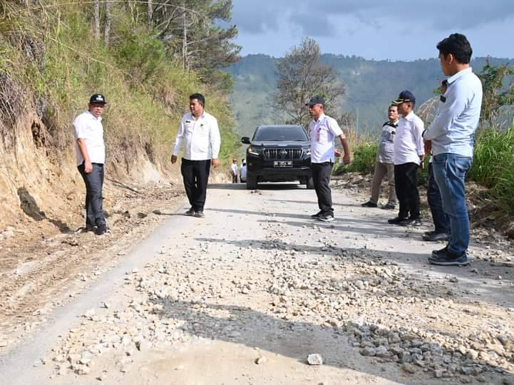 Bupati Humbahas Tinjau Pembangunan Jalan Pollung-Batu Mardingding
