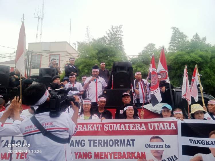 Desak Polrestabes Tangkap Penebar Berita Bohong, Massa Aliansi Masyarakat Sumut dan HBB Gelar Aksi Damai di Depan Polrestabes Medan