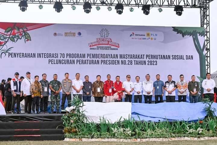 KSP RI, Muldoko Serahkan 82 Program Pemberdayaan Masyarakat Perhutanan Sosial Di Humbahas