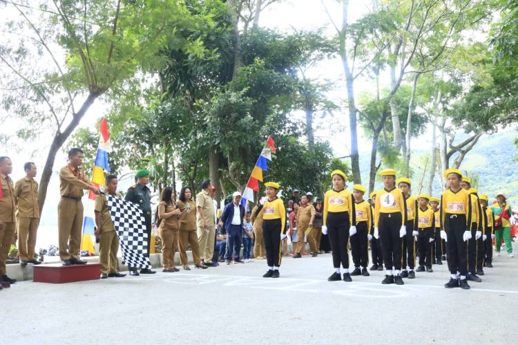Bupati Samosir Lepas Lomba Gerak Jalan Dalam Memeriahkan HUT Ke-78