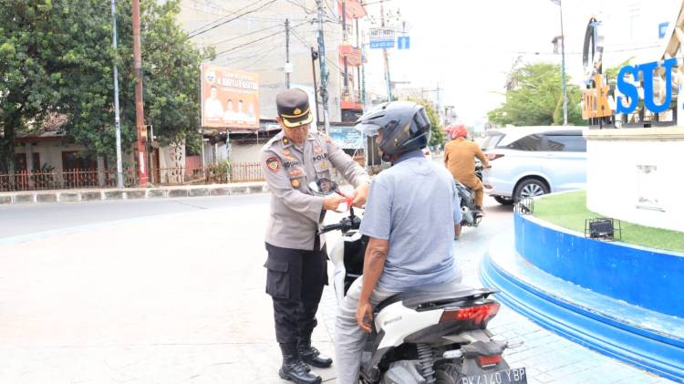 Polres Labuhanbatu Bagikan 300 Bendera Merah Putih untuk Sambut Hari Kemerdekaan ke-79