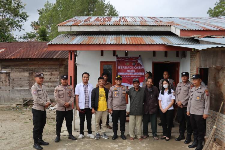 Polres Humbahas Berbagai Kasih dengan Masyarakat