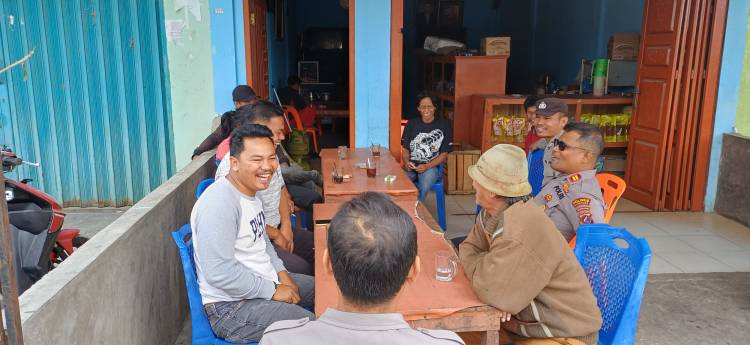 Kasat Binmas Sambang Warung Kopi Sampaikan Pesan Kamtibmas Kepada Masyarakat Humbahas