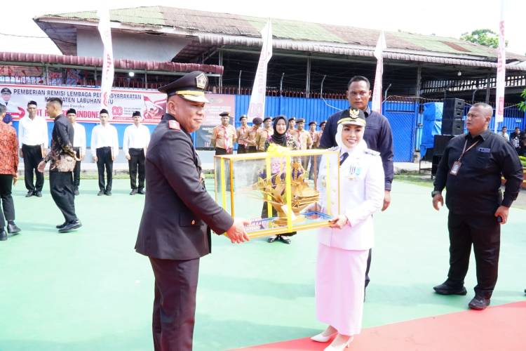 Bupati Labuhanbatu Berikan Remisi Kepada Warga Binaan Lapas Rantauprapat