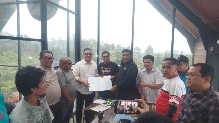 Ketua Pengprov Pertina Sumut Serahkan SK Pengkab Pertina Madina Periode 2026&ndash;2030