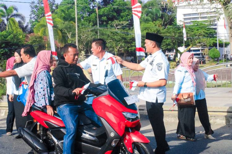 Sambut HUT ke-81 RI, Plh Sekda Labuhanbatu Pimpin Pembagian 300 Bendera Merah Putih