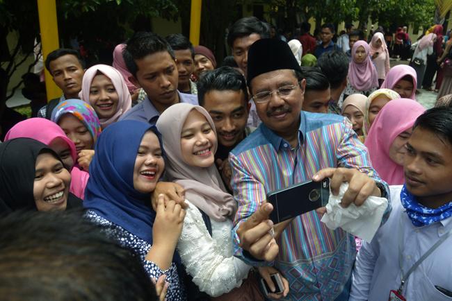 Gubernur Ajak 'Mereka' Selfie