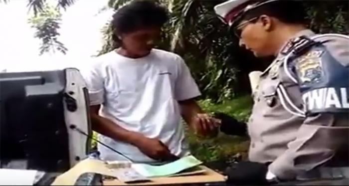Oknum Polantas Peras Pengendara, Kemana Warga Melapor