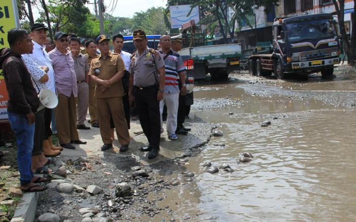 Kubangan Air di Jalan Titi Pahlawan Dikeringkan